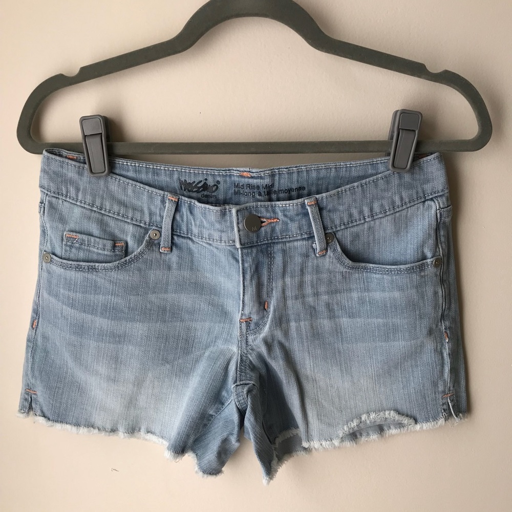 Frayed edge mid-rise ombré fade denim shorts